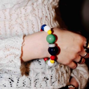 Kolorowa bransoletka handmade z koralików o różnych kształtach