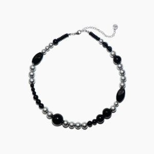 Czarno-srebrny naszyjnik handmade w wyrazistym stylu